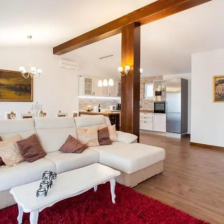 8910 Comfortable * ماكارسكا